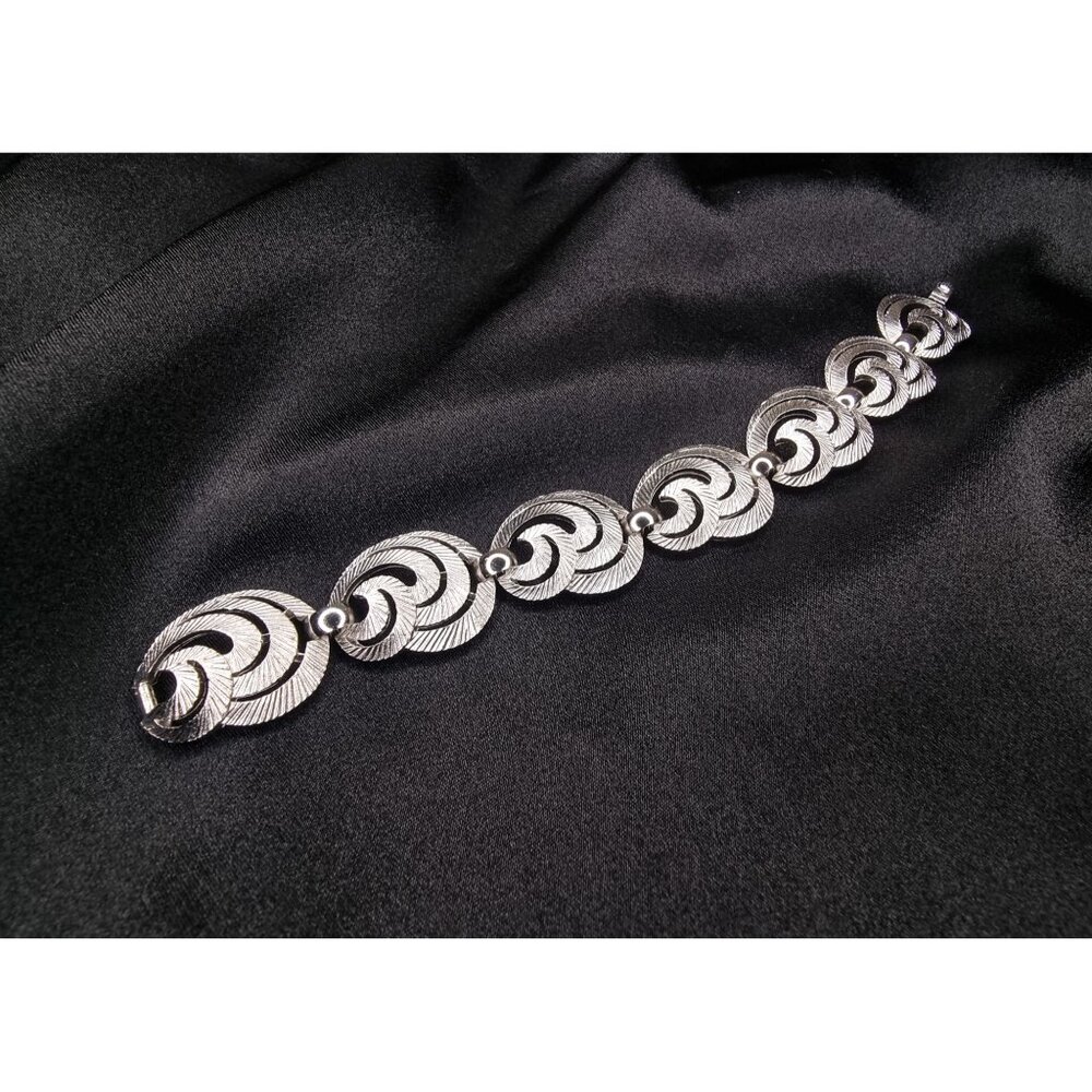 Rare Find Vintage TRIFARI Signed 1960s Silver-Tone Swirl Link BraceletCollectors